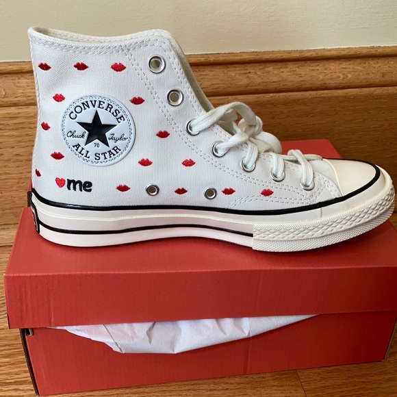 Converse Shoes - CONVERSE EMBROIDERED LIPS BRAND NEW!!! Women’s 7 men’s 5 worn once